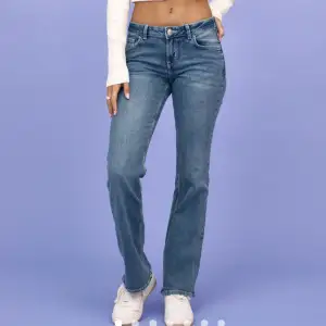 Säljer dessa populära slutsålda jeans, de är helt oanvända och har prislapp kvar