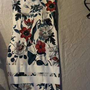 Stronger träningstights - M - Träningstights i nyskick. Storlek Medium. Nypris 799kr Köparen står för frakt. Skickas med Postnord spårbart😊