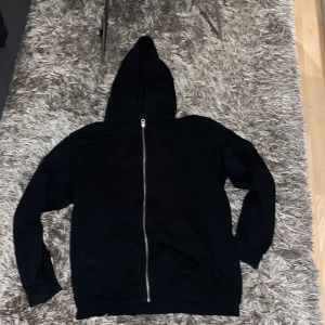 Weekday hoodie - Snygg weekday hoodie som inte får någon användning från mig längre och därför säljs vidare. Den är storlek M och sitter lite cropped och oversized.