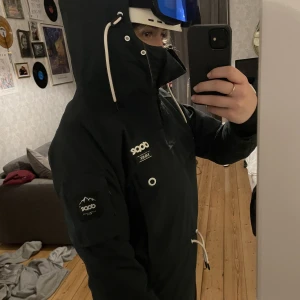 Dope Snow Skid/snowboardjacka - Repost! Säljer min fina mörkgröna Dope Snow annorakjacka!💚I topp skick och bara använd ett fåtal gånger, säljer pga har växt.  ur:( Storleken är oversized, skulle säga att denna sitter mer som en S💚 köpt för 2000kr, (Dope Snow Annok W) köp direkt för 800!