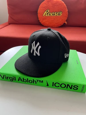 New Yankee fitted 7 1/8 - New yankee fitted säljs för att den inte passa längre, denna har lite lyxigare material och säljs därför lite dyrare. Köpt för 700