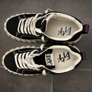 Eytys skor - Eytys odessa i storlek 42, använda en gång alltså är skorna som nya. Passar 41/42 och kommer med låda samt ett extra par snören. Nypris ligger på drygt 1500 sek så buda på då detta är mer en intressekoll.