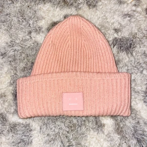 Akne mössa  - Säljer min acne mössa perfekt till vintern då den inte kommer till användning. Använd fåtal gånger så den är i bra skick! 