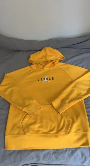 Jordans gul hoodie storlek S - Köptes i jd sports runt 1 år sen och är typ 9/10 i skick. Den funkar bra men säljer den för gul är inte min färg. Pris och byten kan diskuteras