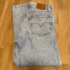 Levis jeans  - Hej! Säljer dessa Levis jeans i modell 501. Storlek W24 och L26! Fint skick💕   