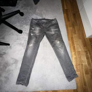 Säljer mina dsquared jeans pris kan diskuteras 