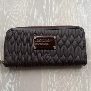 Marc Jacobs plånbok - En marc jacobs plånbok som tyvärr inte kommer till användning längre. Skriv privat för fler bilder! 