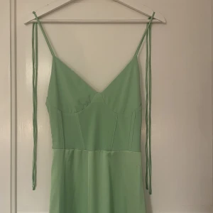 Grön långklänning - Så så fin klänning från Zara som jag inte tycker sitter så fint på mig tyvärr 💔