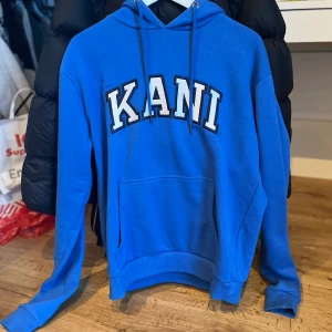 Hoddie - Använd ca 2 gånger. Säljer då en är för stor för mig. En oversise hoodie från Karl kani. Den är i storlek ca men är som en s/m