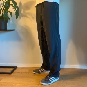 Svarta Baggy Kostymbyxor  - .