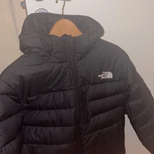 The North Face jacka - Köpt för 2400kr och är endast använd i en vår. Den är i väldigt bra skick utan några hål eller fläckar. Storlek Small  Bara höra av er vid minsta lilla fråga!