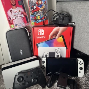 Nintendo Switch Oled - Säljer mitt mycket bra skick Nintendo Switch Oled. Kommer med två spel: Supermario Odyssey FIFA 20 Kommer även med ett skärmskydd, laddardock, case och kontroll! Köparen står för frakt.