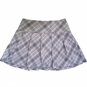 Minikjol  - Jag säljer den här minikjolen eftersom jag inte har användning av den mer. Jag köpte den i fjol på hm. Den är i väldigt bra skick och har använts bara ett fåtal gånger! Köpare får betala för frakten!