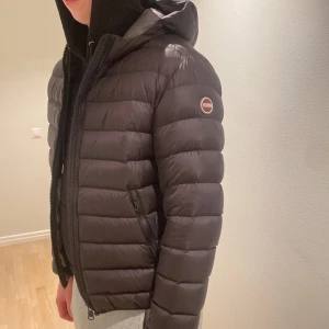 Colmar Josh II. Storlek 52/L - Colmar jacka ”Josh II” i extremt bra skick. Som ny då jag inte använt den mer än 10 gånger. Jättefin jacka i svart, den är storlek 52 IT som motsvarar en L. Säljer den eftersom jag inte upplevde den som för liten föränn jag tagit bort lappen🙁 Köpt för 3,8