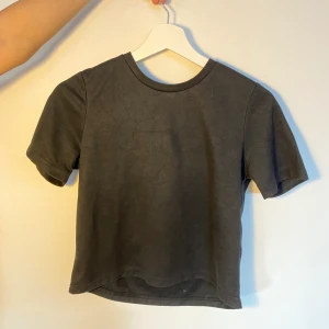 Mockatröja zara - En svart tröja med mockamaterial från zara. Dragkedja baktill  Kunden står för frakt, inga byten.