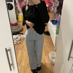 Ljusblåa jeans  - Ljusblåa jeans som är sjukt sköna och använda flertal gånger men jätte bra skick! 