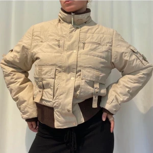 Beige vinterjacka - Fodrad jacka med massa snygga detaljer, från märket Lbt Club! Står stl M men passar mig som brukar ha XS/S, perfekt till vintern! 🤎