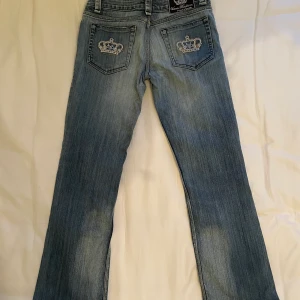 victoria beckham jeans strl 27 - FINNS ATT KÖPA DÅ HON SOM VANN INTE SVARAR!! supersnygga victoria beckham jeans💗står ingen storlek men skulle säga 26/27. lite använt skick. midjan är 78cm och innerbenslängden är 70cm. hon på bilden är 161cm