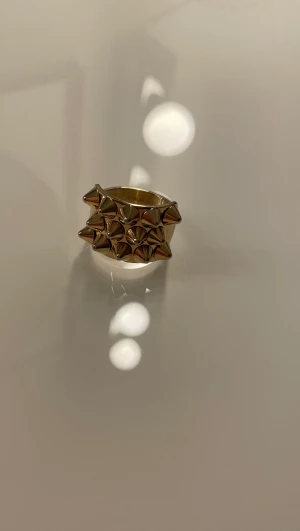 Edblads ring - Edblads ring med nitar. Köpt på pondus i våras. Är inte använd så mycket då den är för stor. 