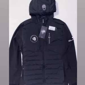 Sail Racing Jacka - Sail racing jacka i storlek 170. Använd fåtal gånger under hösten då lapparna fortfarande är kvar.