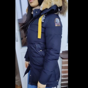 Parajumpers longbear - Parajumper longbear i marinblå färg. I väldigt fint skick. Säljer pga att blivit för liten. Kan mötas i Stockholm men även frakta vid önskemål🌸