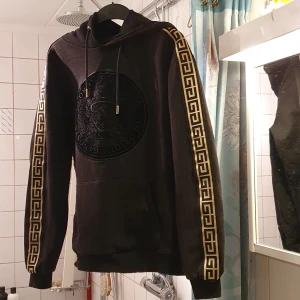 Åkta unisex tröja  - I mycket bra skick och passar till båda kön. Användade cirka 3 gånger 