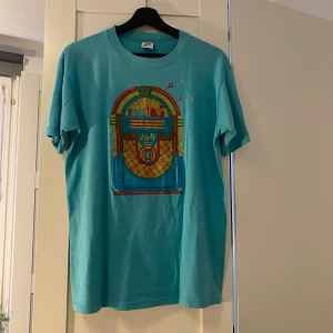 T-shirt - Turkos tshirt med tryck. I mycket gott skick!