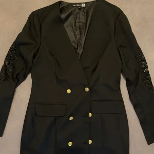 Kavaj  - Jättefin svart kavaj från Boohoo🖤 nypris runt 400 kr