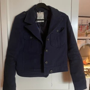 Jacka  - Jacka/kappa från esprit, marinblå storlek 36