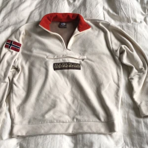 Napajpiri fleece - Mysig o varm napapijri fleece köpt secondhand, i otroligt bra skick och väldigt fina färger (beige-brun-orange)