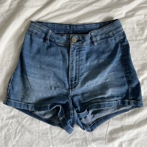 Jeans shorts  - Mörkblå högmidjade jeans shorts  Stretchiga  Ej min stol därför säljer jag 