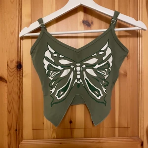 Fjärilslinne  - V-skuret fjärilslinne från SHEIN, aldrig använt. Köparen står för frakt