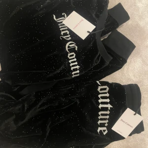 Glittrig Juicy Couture set  - Ett splillans nytt svart- juicy set med glimrande detaljer! En magtröja och ett par byxor som är perfekt för dig som har passform XS/S och längd runt 1,70 lång! 