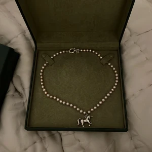 Maria nilsdotter halsband - Så fint unicorn halsband med rosa pärlor. I original boxar!