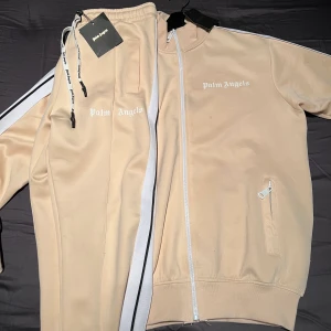 Palm Angels Tracksuit (Oanvänd) - Hejsan säljer min oanvända Palm Angels Tracksuit i Medium