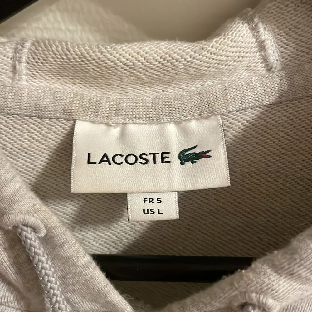 Säljer min gråa Lacoste hoodie i bra skick! Köparen står för frakt!. Tröjor & Koftor.