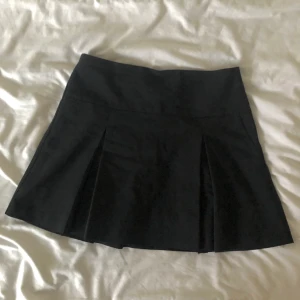 Svart pleated mini skirt strl 42 - I gott skick, från märket STOCKH LM. Har djupa fickor på framsidan. midjemått på 84cm å 43cm lång. Köpare står för frakt. Det är bara att dm:a vid frågor❤️
