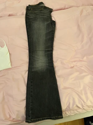 Levis 529 lågmidjade i en grå tvätt  - Säljer ett par Levis 539 i storlek w28 och L32, de är i väldigt fint skick och i en lågmidjad modell