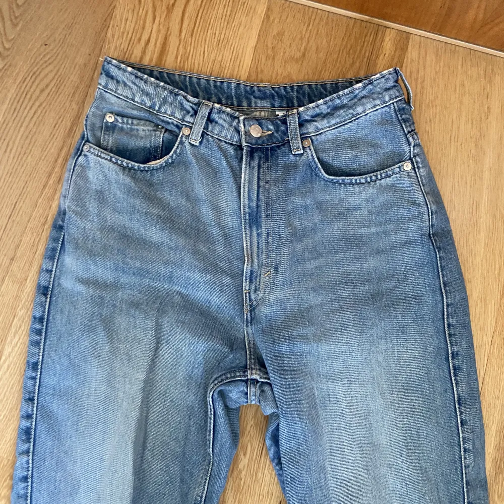 Weekday jeans i modellen rowe, knappt använda, köpare står för frakten . Jeans & Byxor.