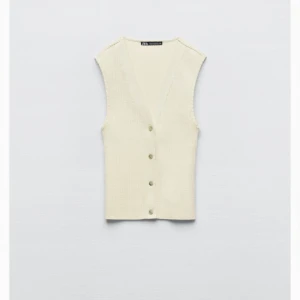 Väst  - Stickad väst från zara! Aldrig använd o lappen kvar💕