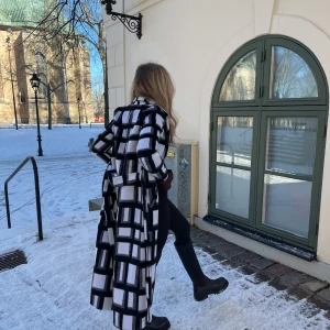 Kappa - En rutig kappa från NA-KD, som ny då den aldrig blivit använd pga för liten. 