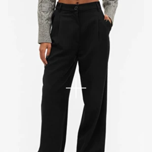 Svarta vida byxor - Säljer mina fina byxor då jag har flera liknande och jag knappt använt dessa. Använder lånade bilder men skriv om ni vill ha bilder som jag tagit själv. Pris i butik 350 kr 