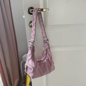 Rosa väska - Säljer denna söta väska då den inte används längre, lite sliten men bra skick! 