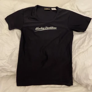 tight harley davidson tee😛 - köpt på depop sen aldrig använd……. den är fett kattig dock, sitter tight! 