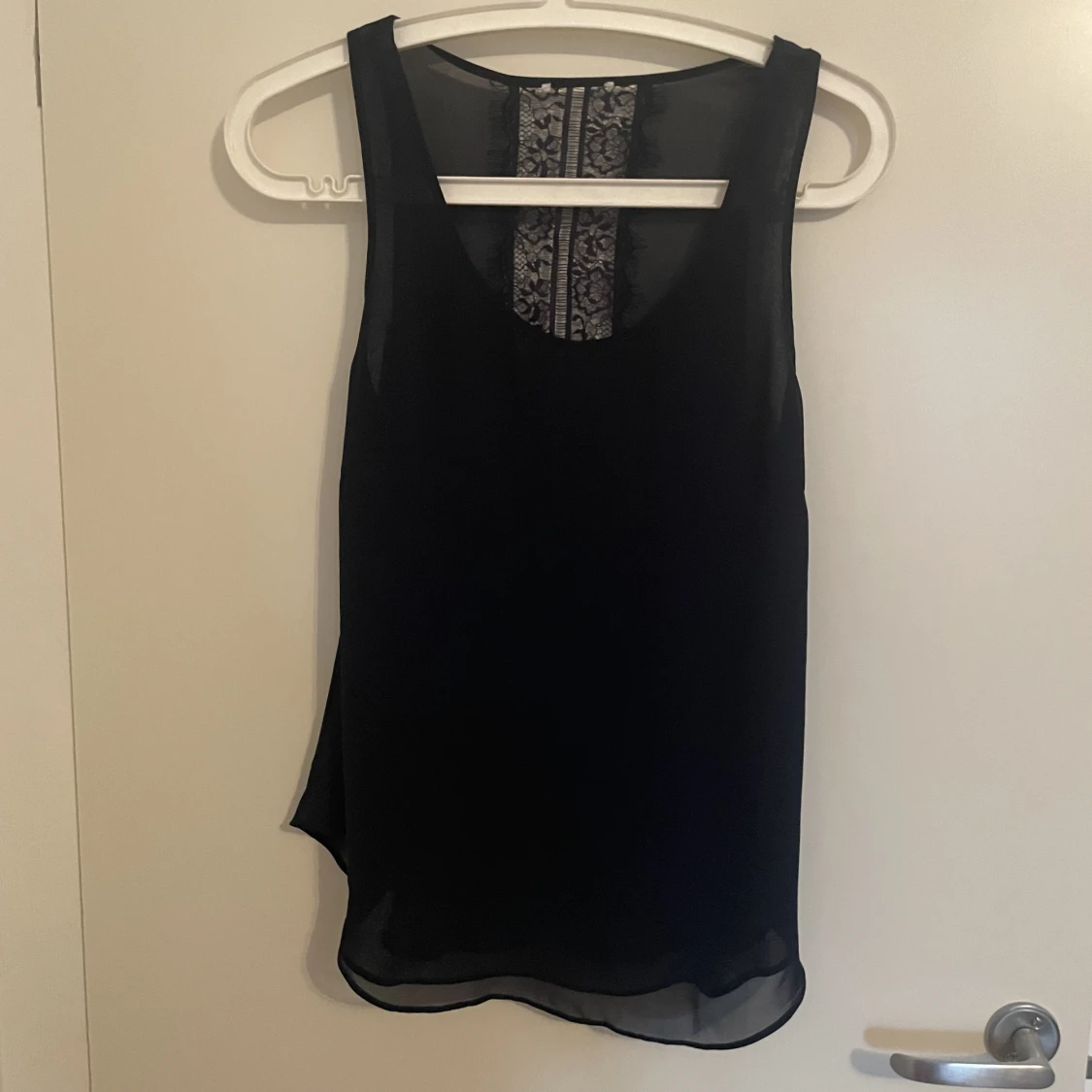 Linne med spets i ryggen 