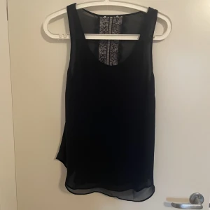 Linne med spets i ryggen  - Blått linne med spets i ryggen 