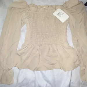 Beige tröja - Fin tröja köpt i nordstan för 279 sek. Aldrig använd, prislapp är kvar. Kan mötas upp i gbg/skövde :)