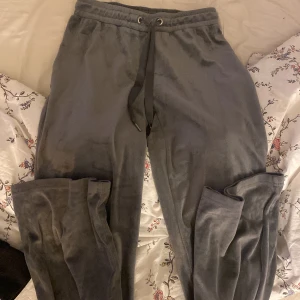 Gina mjukisbyxor grå - Ett par super sköna mjukisbyxor från Gina Tricot! 