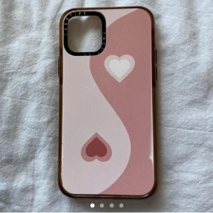 Casetify iPhone 11 pro mobilskal - Säljer mitt absolut favoritskal någonsin då jag bytt mobil, går tyvärr inte att beställa från hemsidan längre. Rosa supersöta ”Jing och Yang” hjärtan. Användt, lite skavt och några små repor men fortfarande väldigt fint! (Bilder från min Depop: glitterte)