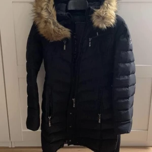 En ny holister jacka i färgen svart och strolek M. För endast 1000 kr - Jätte fin, lång och så skön material. 